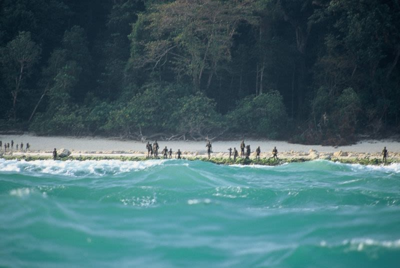 Illustration for article titled El complicado rescate del cuerpo de John Allen Chau en una isla inexplorada dónde está prohibido entrar